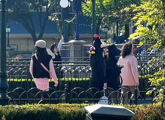 儿去乐园夫妻俩与孩子保持距离防曝光九游会J9唐嫣罗晋难得合体陪4岁女(图2)