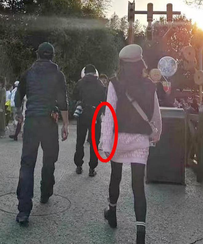 儿去乐园夫妻俩与孩子保持距离防曝光九游会J9唐嫣罗晋难得合体陪4岁女(图3)