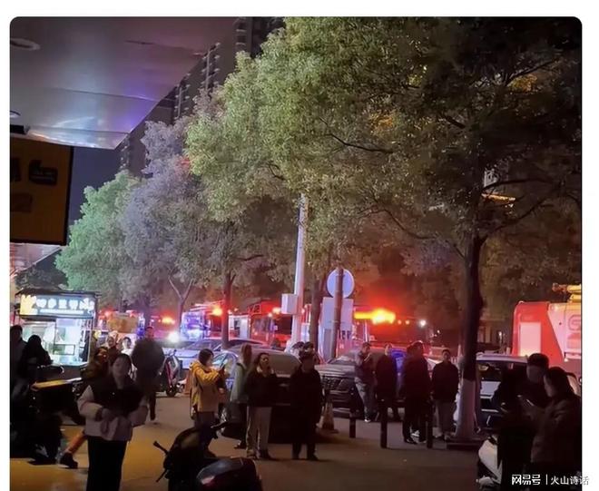 炸网友：湘潭也听到巨响以为放烟花…九游会网站长沙一小区一栋楼突发爆(图4)